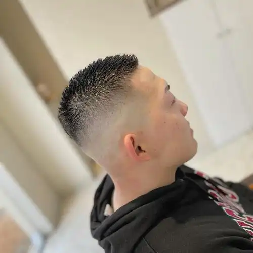 男士寸头一般会把周边直接推短,接近与光光的效果,一看就十分的干净