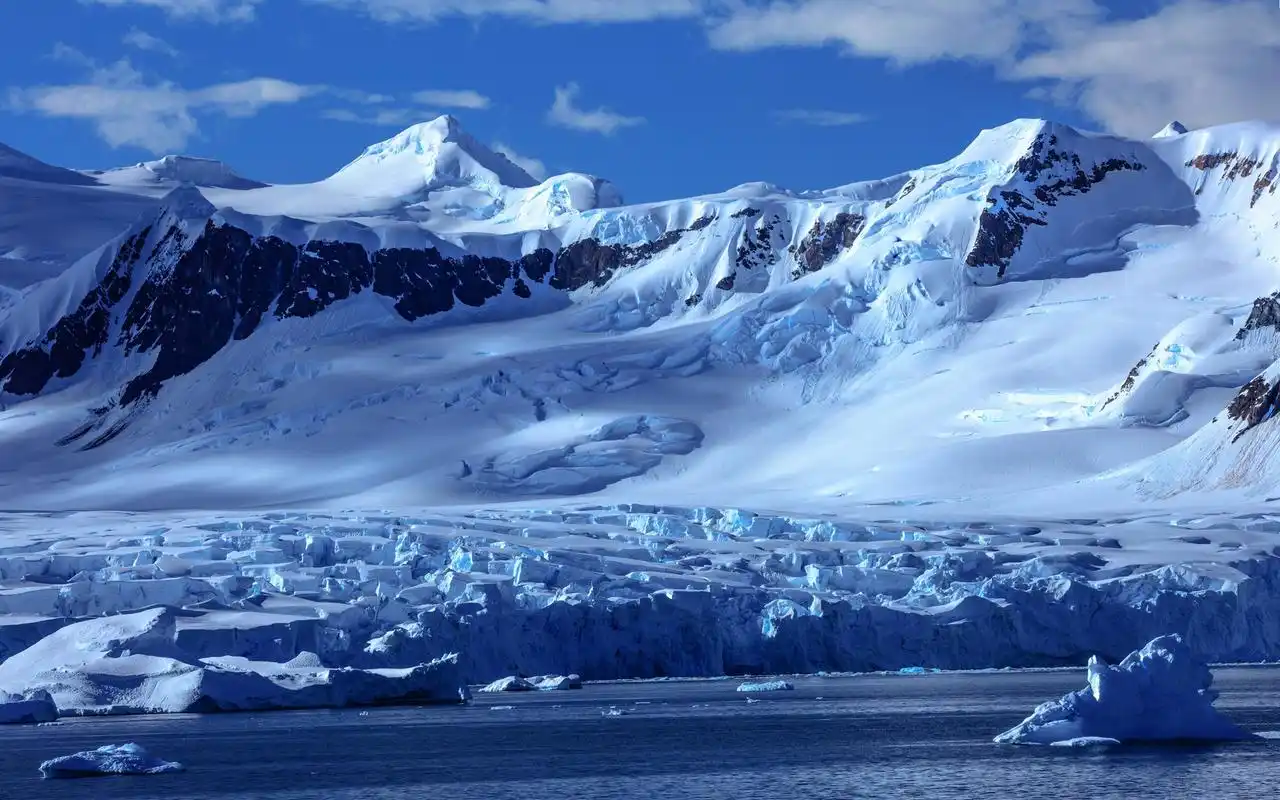 超清白色雪山风景图片电脑壁纸