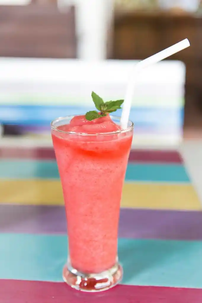 新鲜西瓜汁的装饰,玻璃的西瓜奶昔.选择性焦点