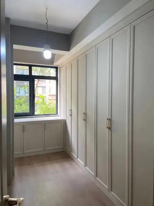 现代美式风格的全屋定制衣柜衣帽间书柜