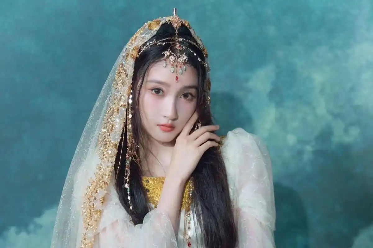 关晓彤在《王牌对王牌》中挑战了充满异域风情的造型,灵感源自国宝,妆