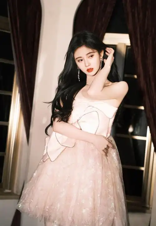 鞠婧祎年货节舞台造型大片 淡粉色公主裙的小鞠就是公主本人吧!