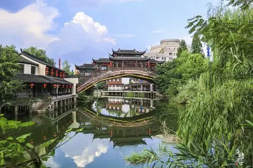 位置就在杭州西湖风景区西南,北依五云山,南濒钱塘江,文化是宋城景区