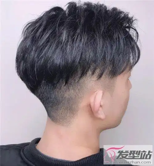 两边短中间长男生发型 剪了这款想不帅都难