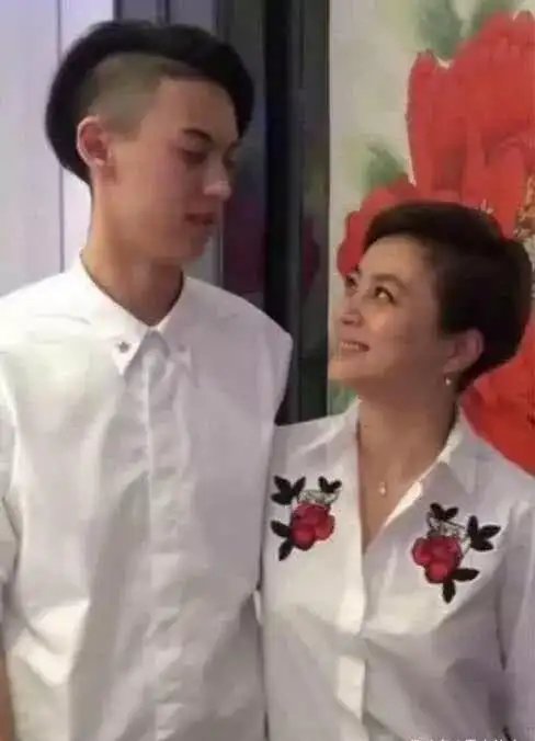 李玲玉20岁儿子,宁静20岁儿子,同是混血儿,差距一目了然