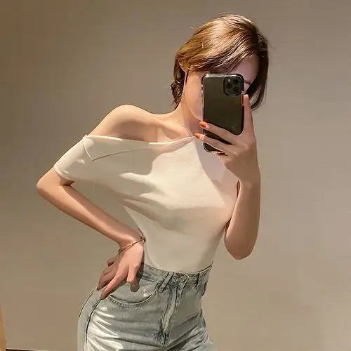 黑色斜肩上衣女性感一字领露肩修身短袖打底衫漏锁骨心机针织t恤