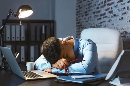 背影高清图片孤单的英俊男子站高清图片夜间房间里孤独的女人高清图片