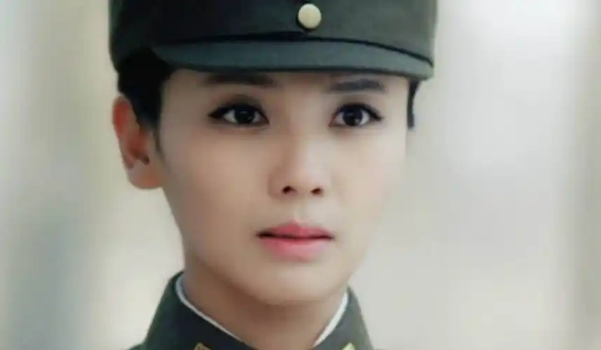 韩红通信总站当兵,后被李双江发现入伍到军艺术学院音乐系学习,因为