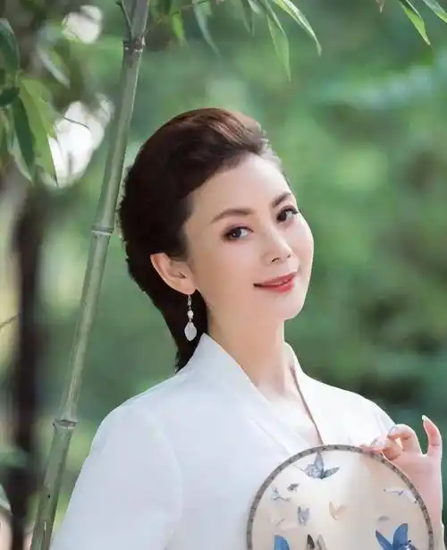 穿高腰裤腰间赘肉明显,扮嫩明显不合适_谭梅_气质_身材