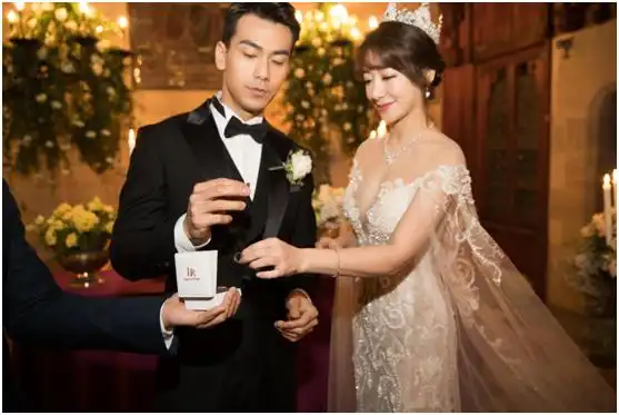 陈紫函戴向宇古堡大婚 新娘蕾丝婚纱尽显好身材