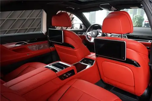 宝马740lixdrive尊享型蓝晶黑云锦红现车优惠25万元