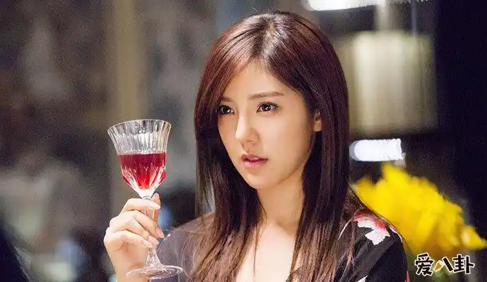 参演《青春期3》得到更多人的关注,因为这部电视剧,当初赵奕欢成为了