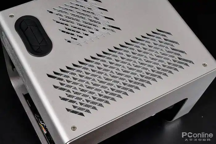 机箱背部的壳上,有独立的散热孔,所以我们实测出来的散热效果还是相当