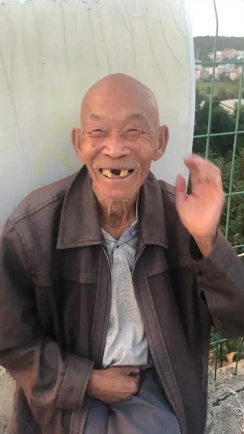今年91岁的向大爷牙齿已经快掉完了一直住在敬老院,无儿无女,心态特别