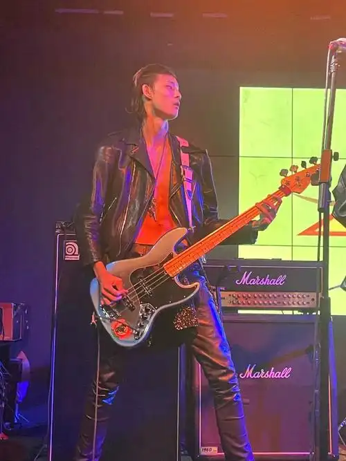就可以排练演出了#贝斯  #贝斯手  #193cm  #长发男生  #摇滚  #乐队
