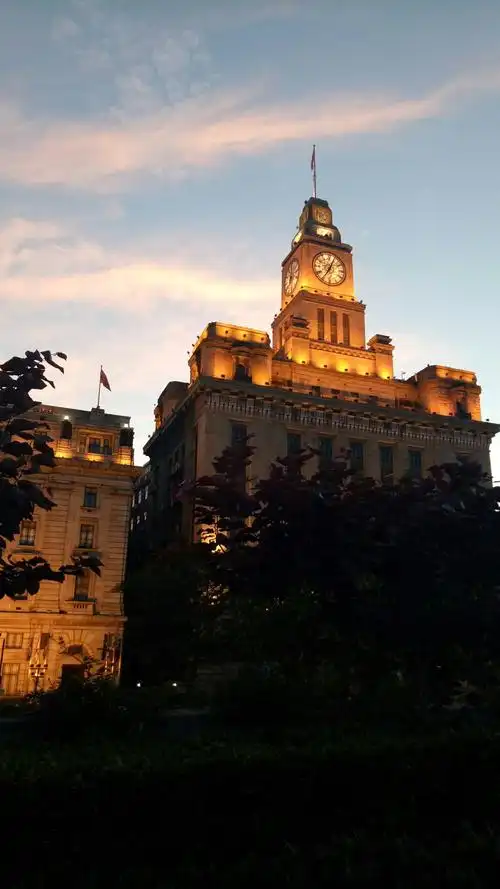 上海市黄浦区外滩隧道靠近上海外滩12号大楼