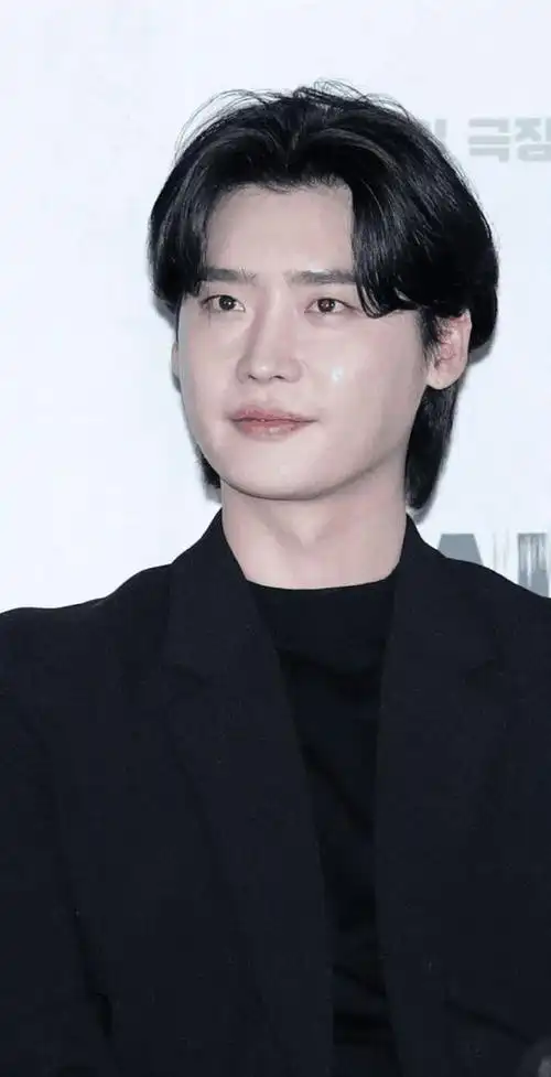 李钟硕被发型遮挡的颜值(李钟硕以前明明很帅)(8)