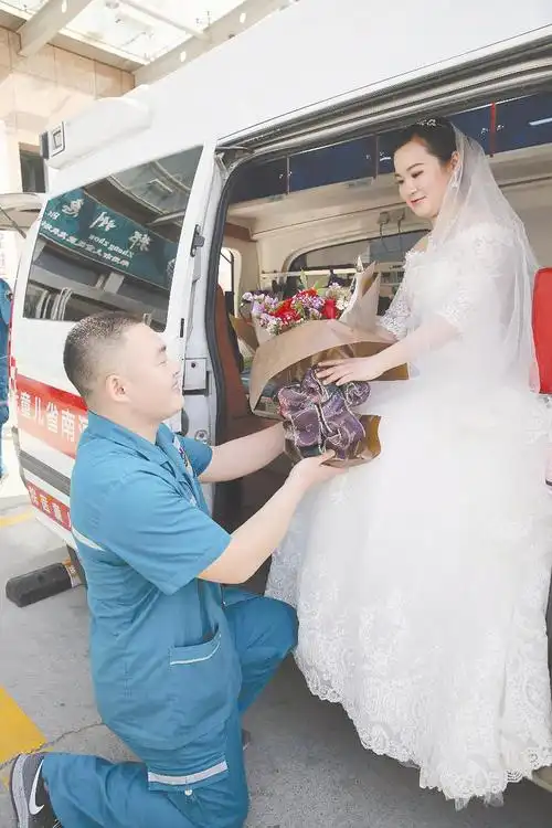 国际护士节:郑州儿童医院护士夫妻的"求婚仪式"