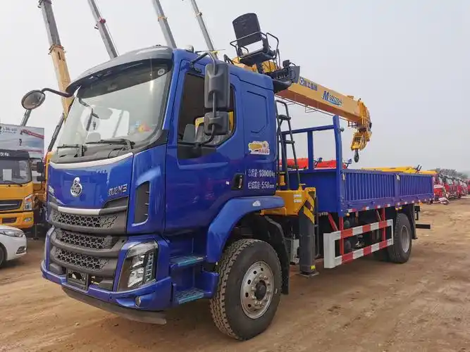 柳汽乘龙单桥徐工10吨吊机