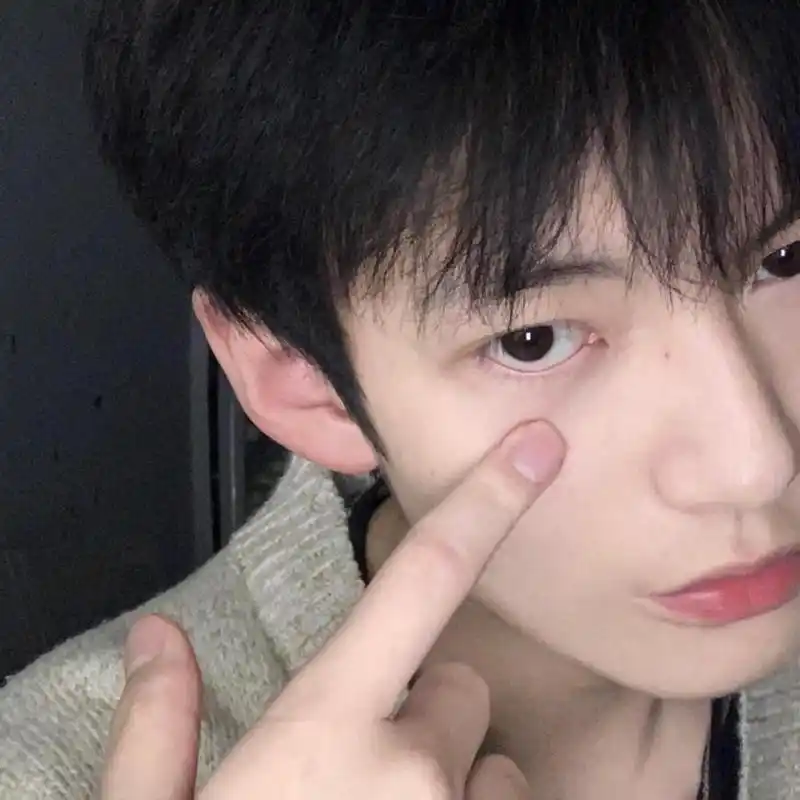 高冷帅气的qq男生头像两张一组