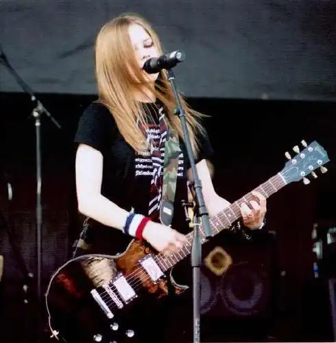 艾薇儿16岁出道,拿着一把电吉他画着烟熏妆的她,以一首《sk8er boi》