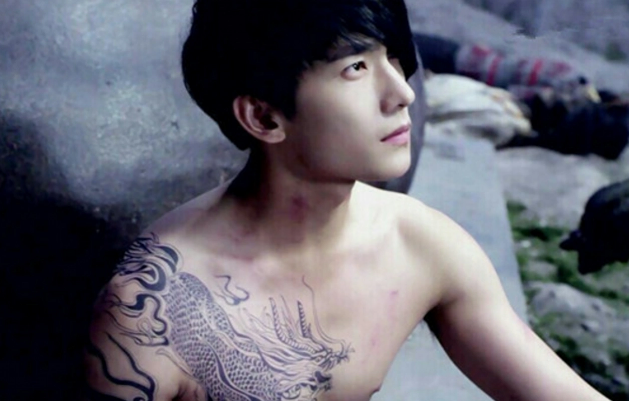 文章一直都是比较个性的男明星,他的后背和大腿处都