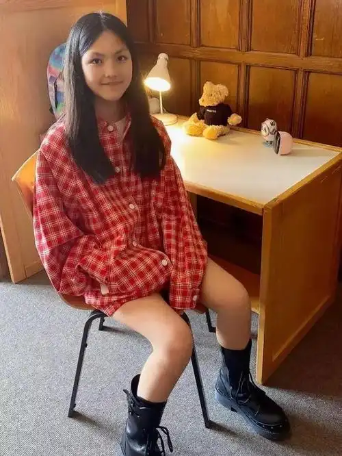 王诗龄汉服写真照曝光,长相和爸爸一模一样,网友:绝对是亲生的