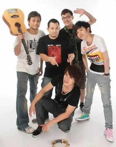 接着,就是我们熟悉的《小宇宙》了,专辑中的《小情歌》难得地取得了