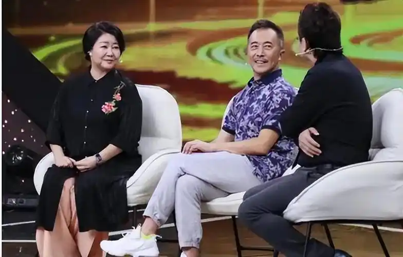 回顾演员郑晓宁49岁再婚娶娇妻50岁当爸爸不敢认老努力赚钱