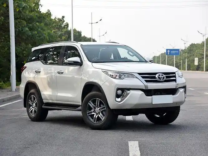 外型与普拉多(参数|图片)不同,丰田穿越者的前脸更加圆润,少了几分
