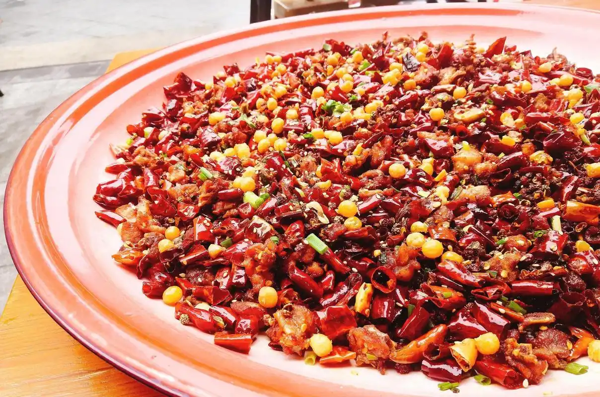 7915店名:当红辣子鸡(鑫月港湾店)营业时间:10:00-22:00 人均