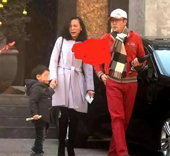 最近,蔡国庆在社交媒体上晒出了和妻子,儿子的合照,但是他的妻子却