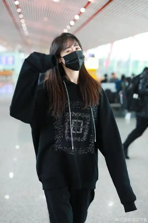 袁冰妍机场挥手把手藏起来把袖子挥起来终于等来了我们心心念念的事