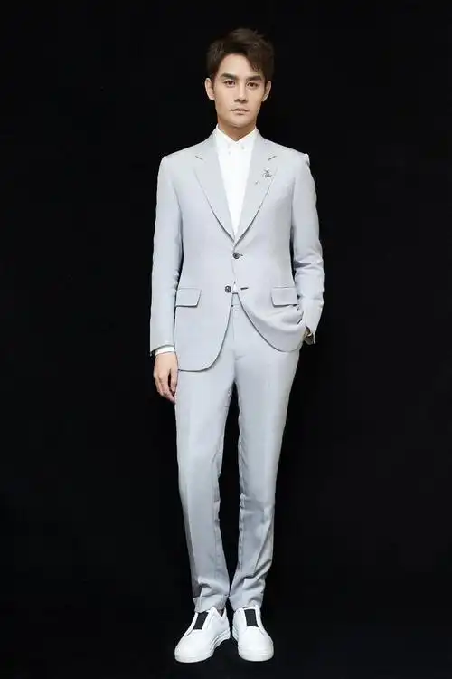 人帅气质好,身材板直,王凯就是行走的衣架子,西装教科书