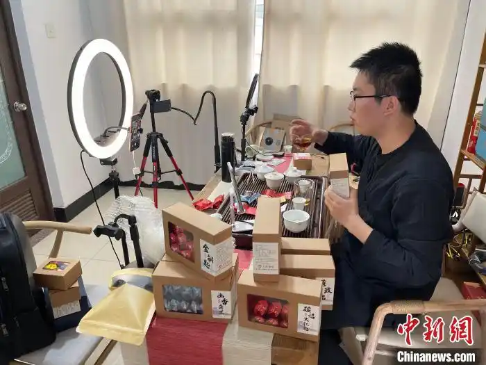 黄平炜正在直播带货 江南 摄