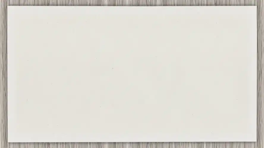 木纹桌面上的纯白纸张