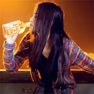 女生伤感喝酒头像图片 高清深夜街头买醉的女生头像图片_女生头像_美