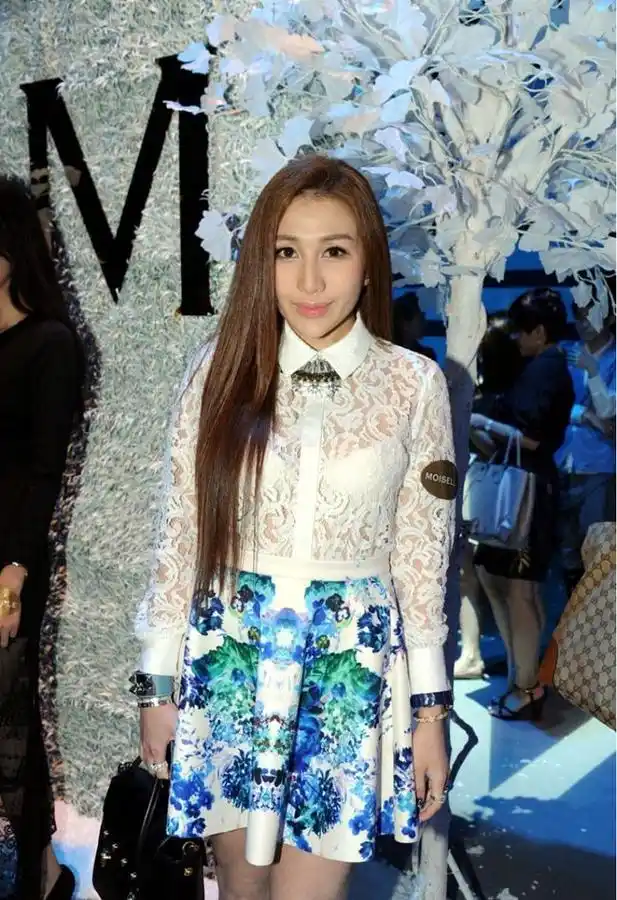 何超盈的身材男人看了都喜欢双腿纤细上身却有肉感觉比例真好