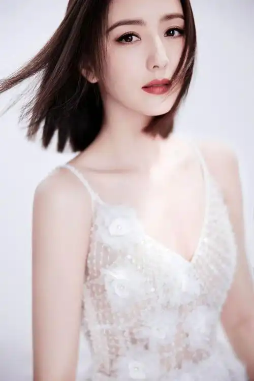 佟丽娅白色吊带露背长纱裙,好美好仙,让人无法转移目光|纯白_网易订阅