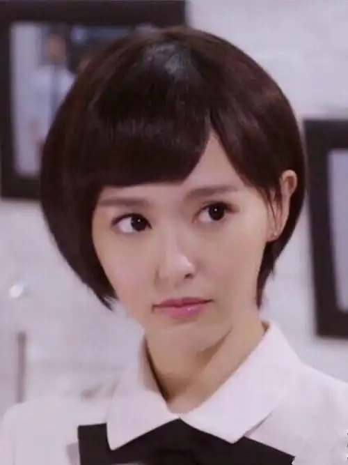 剧版《何以笙箫默》中,唐嫣所饰演的"赵默笙"留着一头利落短发清爽又