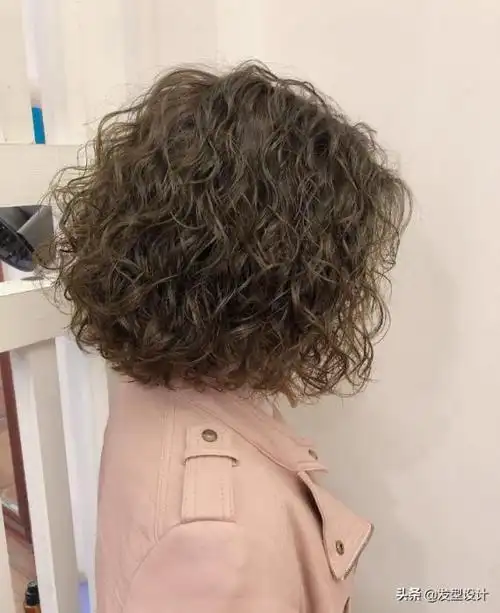短卷发造型今年流行减龄短发烫发型30款