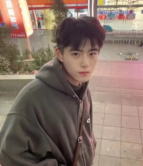 奶狗系01年小帅哥