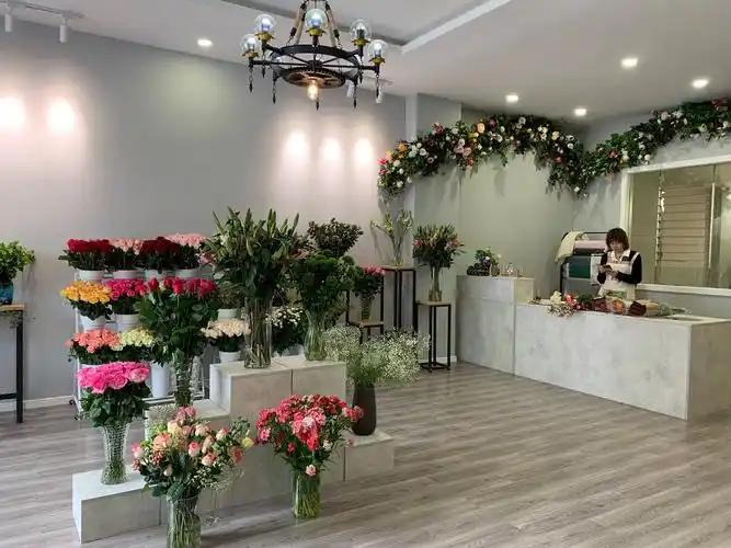 充满阳光的小花店,弥漫着花香,摆几张桌椅,看看书,就这样懒懒的度日