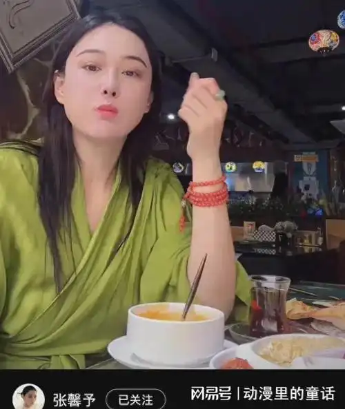 最近张馨予又秀恩爱了,她晒出和老公何捷一起外出享受土耳其美食的