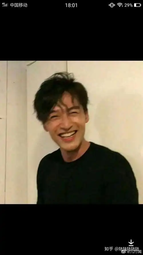 有没有人知道胡歌一张笑的很开心镜头很晃的照片吗?