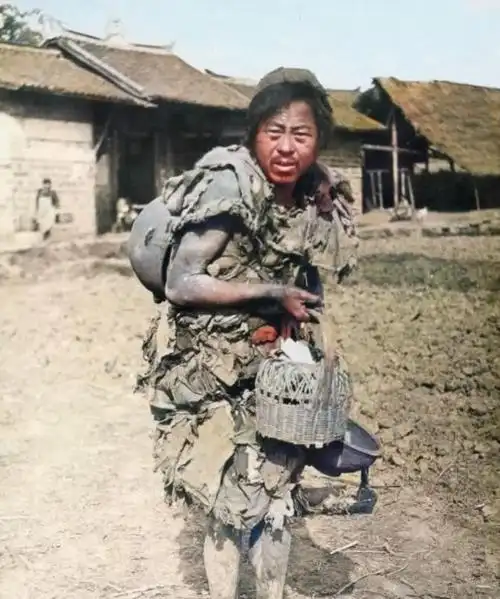 晚清照片:乞丐衣衫褴褛,19岁辅国公背着弓箭骑马,有钱公子下棋