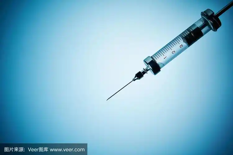 蓝色背景上的老式玻璃注射器