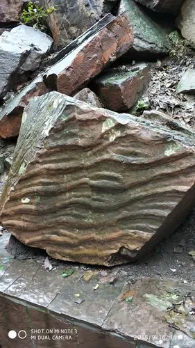 形状各异的波浪石