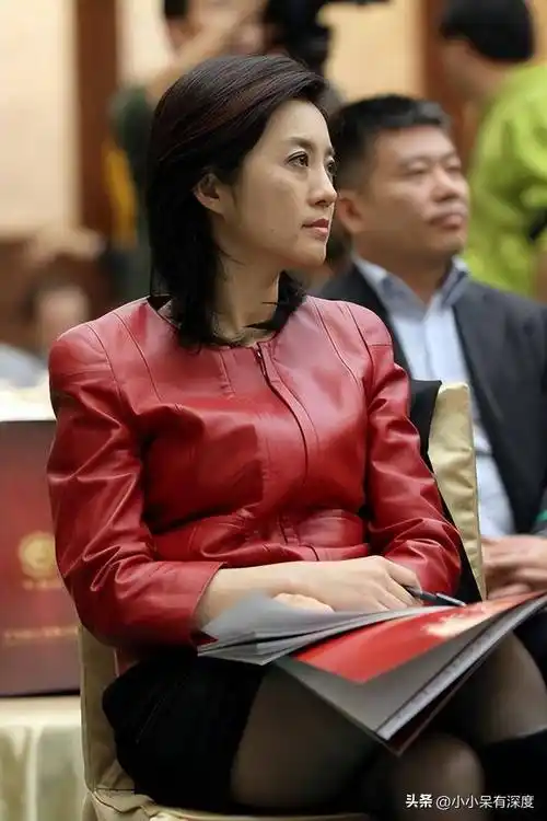 许戈辉近照,55岁的她满满的少女感,和女儿站在一起就像姐妹一样_丁健