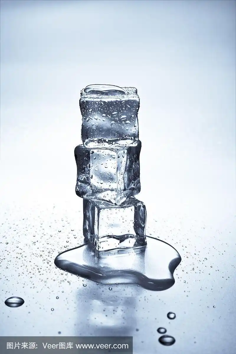冰块融化并形成水坑的特写